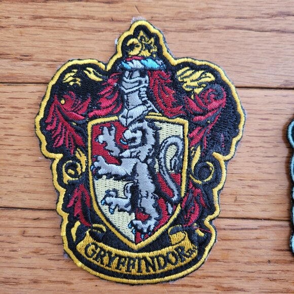 Harry Potter House Iron On Patch Set of 2 Badge Slytherin and Gryffindor - Picture 3 of 8